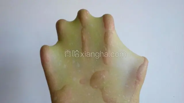 取出面团，轻轻撑开，手套膜很容易就形成了