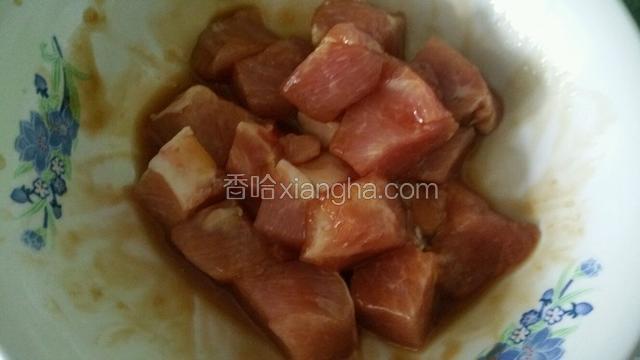 里脊肉切成小块加入少许盐，蚝油，料酒拌匀