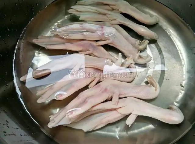 再放入盆中用水唚泡半小时