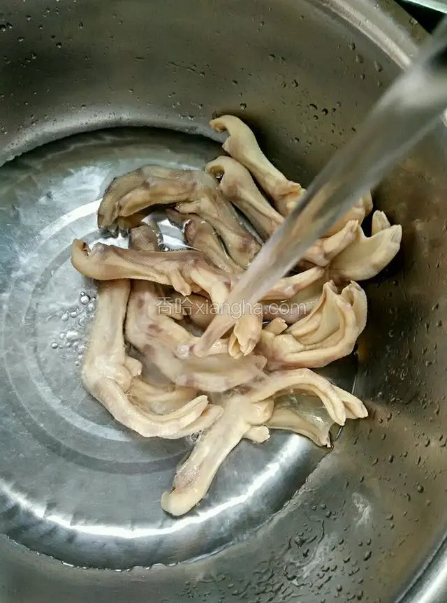锅里水烧开放入鸭掌加入少许料酒，再次烧开两分钟取出用清水冲洗干净，取出剪掉爪尖和老皮