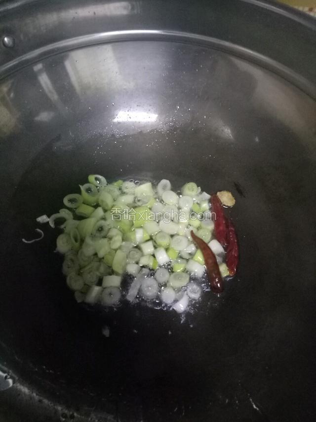 倒油，油温50度，放三个红辣椒，在放葱
