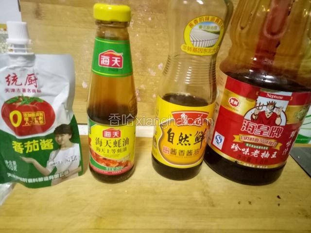 在放番茄酱油脂变红后，在放耗油，随后放自然鲜酱油，在放老抽，然后所有食材倒锅里，