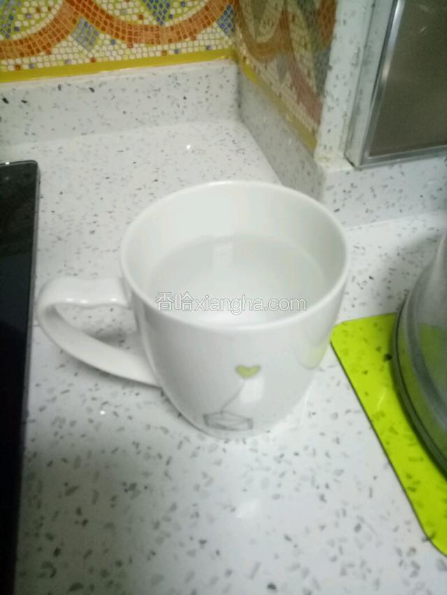 在倒一杯水，抹过食材即可，大火五分钟