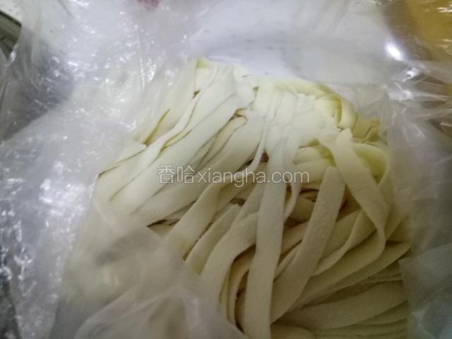 在另一个锅里放清水烧开，荷包一个鸡蛋，焯青菜，捞出备用，然后下面条煮三分钟，面条熟后捞到碗里