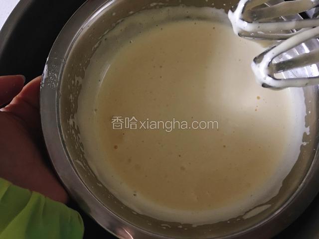 然后打蛋器高速打发蛋液发白体积膨大，提起打蛋器蛋液滴落不会轻易消失。