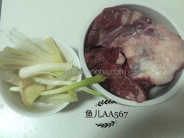 醒面时准备驴肉馅。