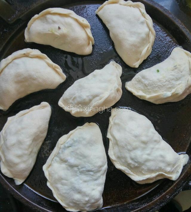 电饼铛里放入适量的油，把大饺子放入饼铛里，盖上盖子