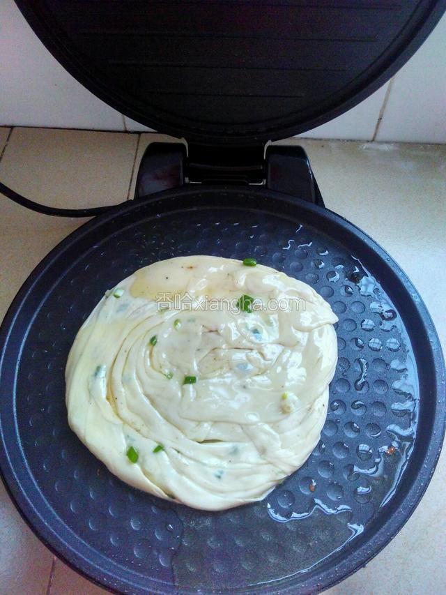 把饼放进去   电饼铛灯灭就说明饼煎好了