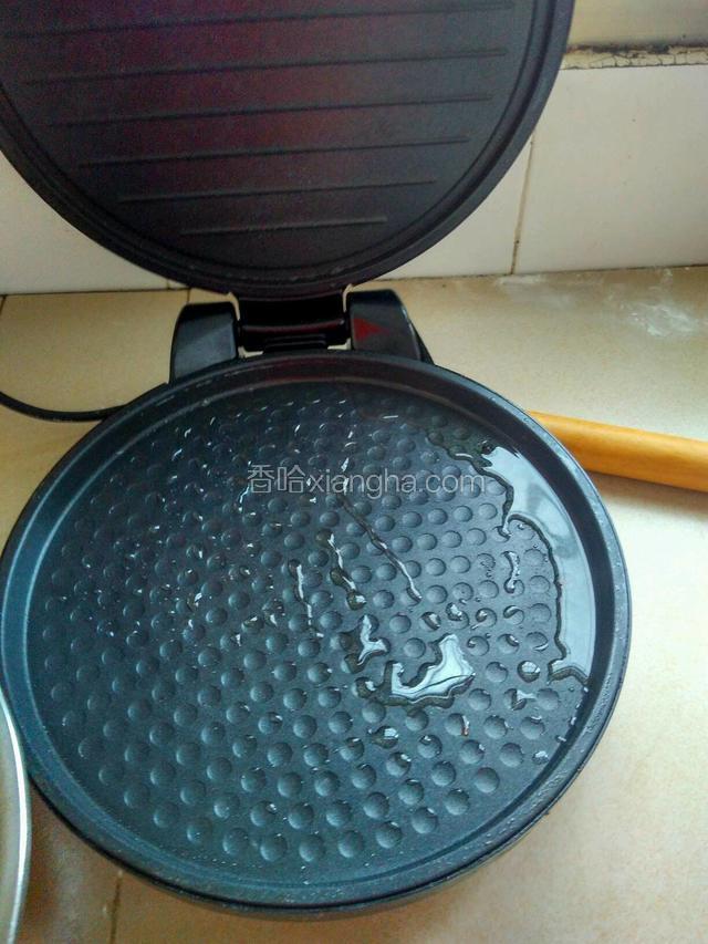 电饼铛里面放油预热一下