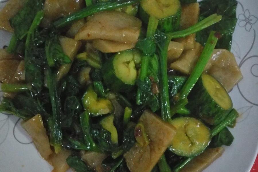 黄瓜菠菜炒灌肠