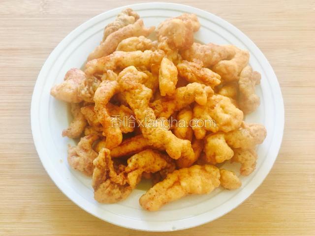 将酥肉炸至色泽金黄，表皮酥脆时就可以用漏勺将酥肉捞起控干油，稍微冷却后就可以装盘食用了！