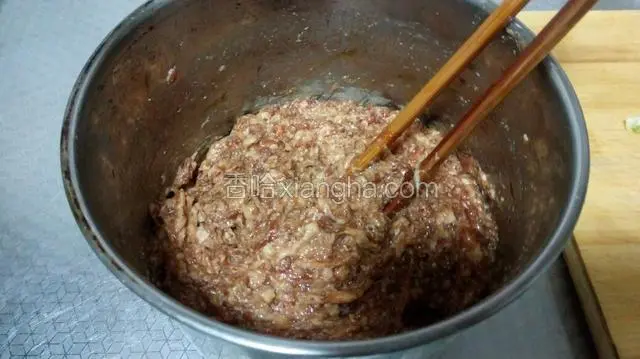 肉馅中放入生抽，鸡精，蚝油，盐搅拌均匀，打入水上劲儿放入冰箱冷藏