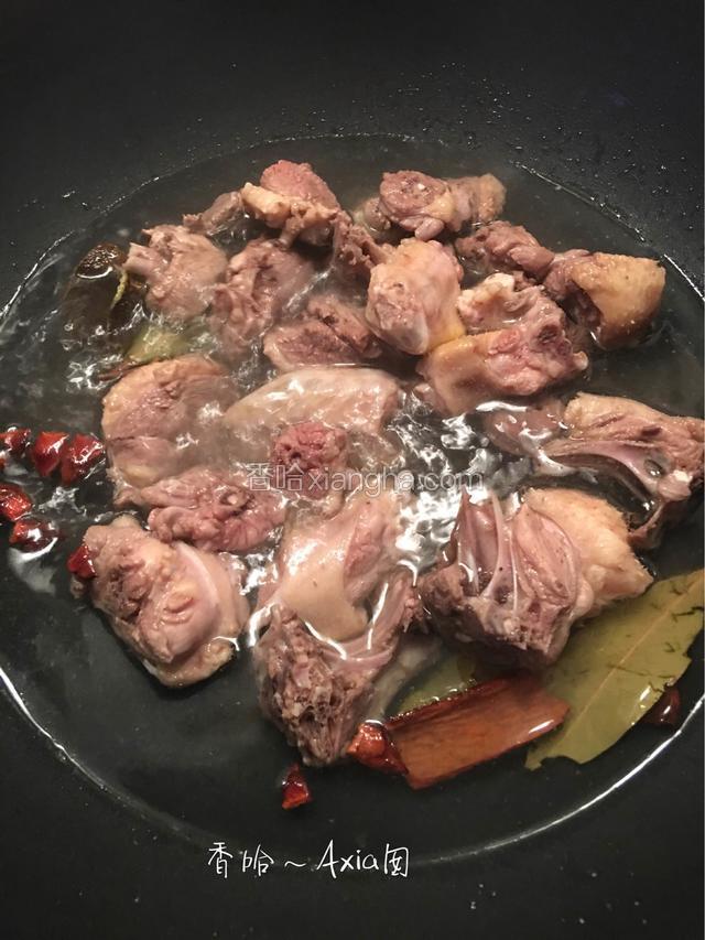 放鸭肉，盖上锅盖，中火焖煮20分左右