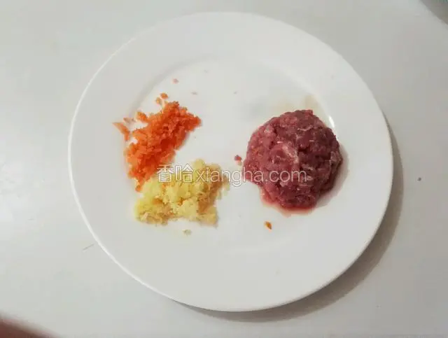 瘦肉，胡萝卜，姜各剁碎