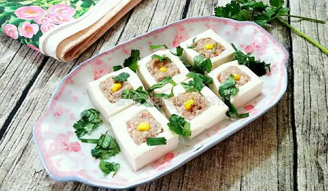 再均匀淋入肉末豆腐上面，最后点缀香菜