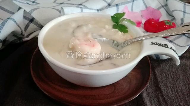 香浓无比的西餐风味美食【虾球双菇奶油浓汤】就制作完成了。用这种做法做出的奶油浓汤和西餐店的口味相同，并且更适合自己的喜好。