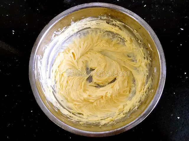 打好的黄油细腻光滑有光泽。