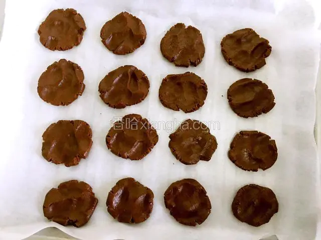 烤箱开启170度20分钟，预热5分钟。把面球逐一按扁，薄厚保持均匀。