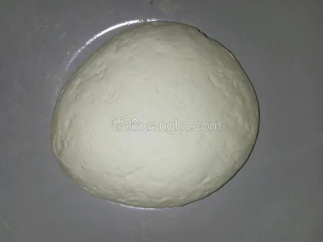 揉成光滑的面团。盖布放温暖处发酵至两倍大