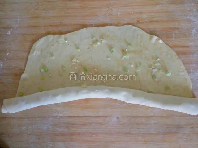 从一头卷起，卷好封口