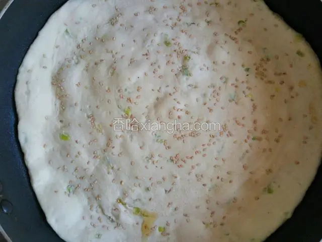 开小火，放入做好的饼胚