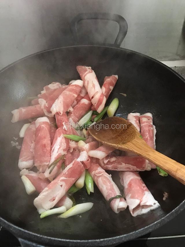 再倒入羊肉卷，爆炒半分钟