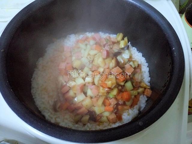 把炒好的菜倒入电饭煲。