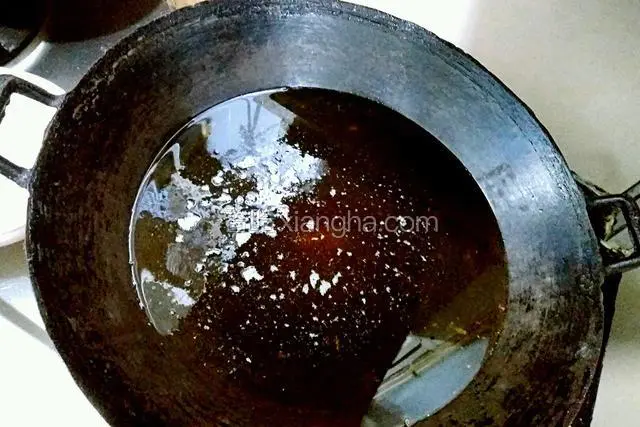 热锅烧六成油至七成热