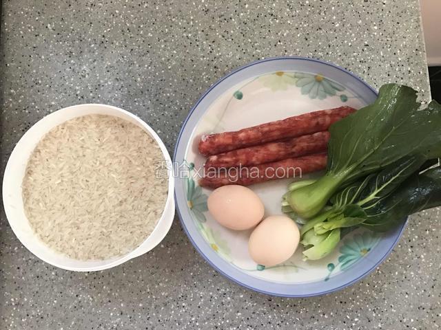 准备食材，小白菜洗净沥干水分