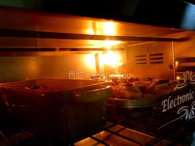 烤箱180度预热5分钟，放入连膜烤制20分钟至奶酪片上色即可。