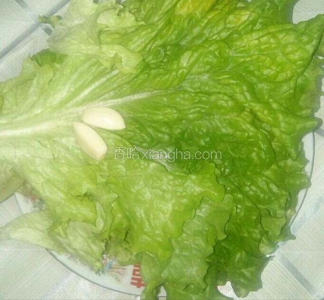 将大蒜去皮，生菜摘洗干净。