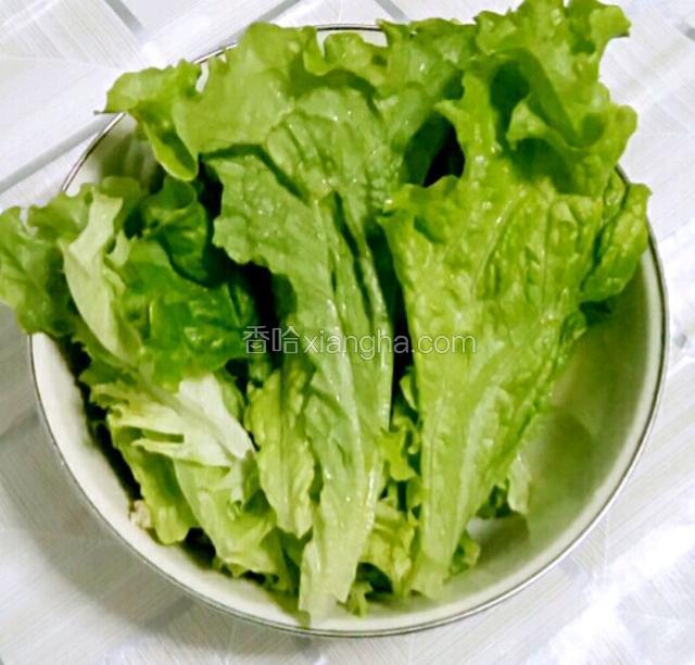 将生菜用手撕成小块。