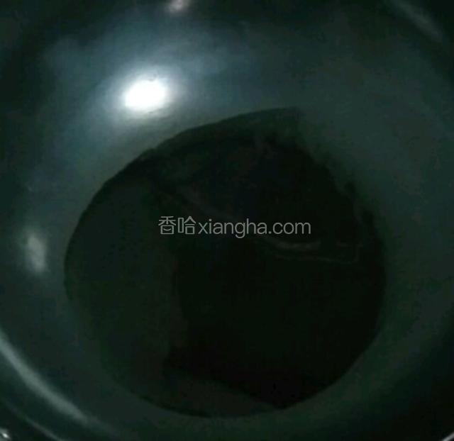 炒锅烧热后倒入豆油。