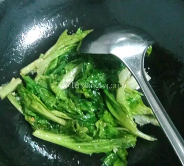 调大火快速煸炒。