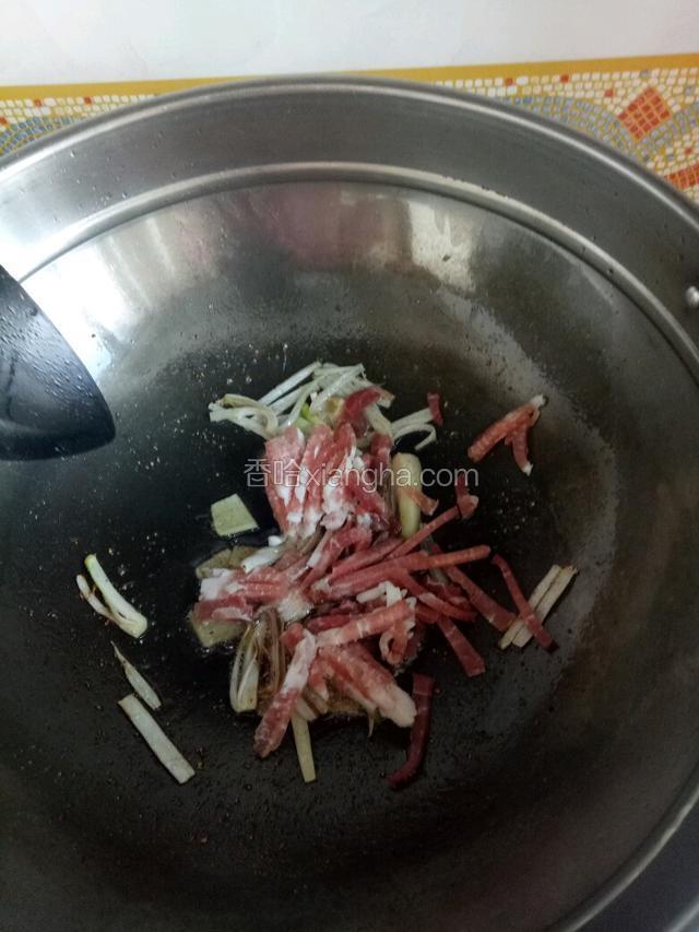 在放瘦肉，炒变色