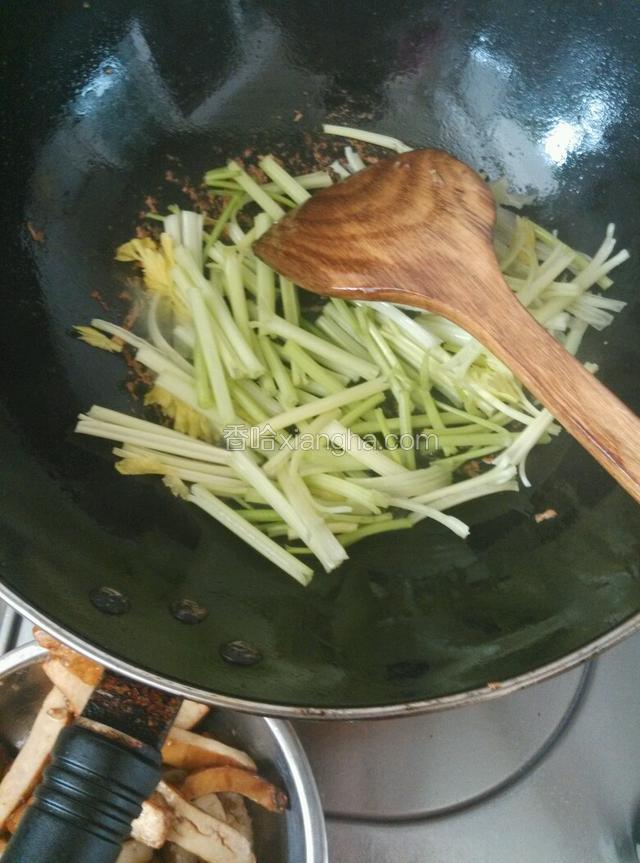 锅里在下油烧热下芹菜炒30秒左右把香干倒进去在翻炒到芹菜断生起锅