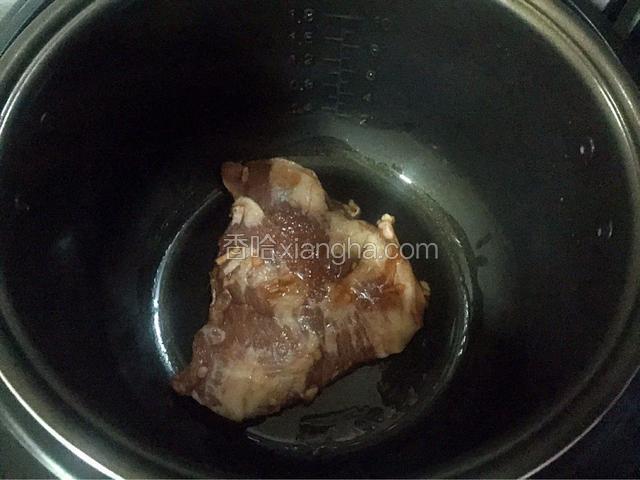 放入猪肉