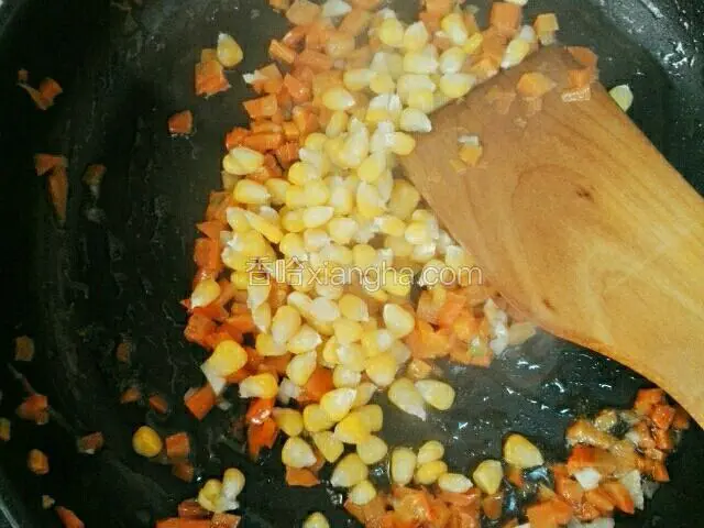加入玉米粒炒熟，加盐生抽适量调味。