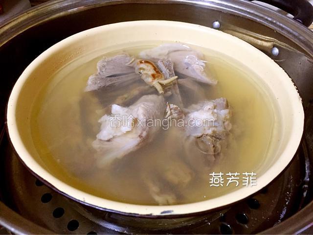 出锅时用筷子戳一块肉软烂了就可以。满屋子蛏子干棒骨肉飘香。