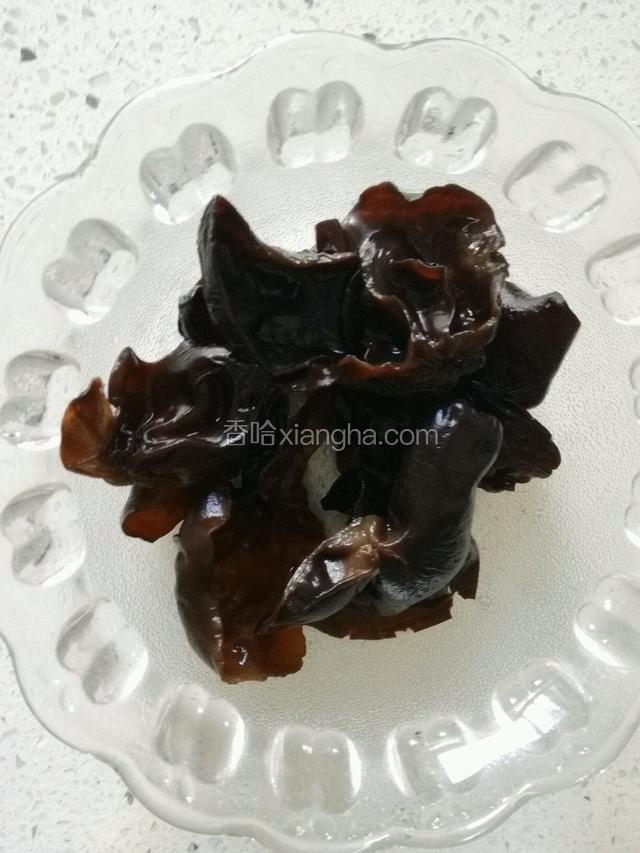 泡发洗净后滴木耳焯水备用；