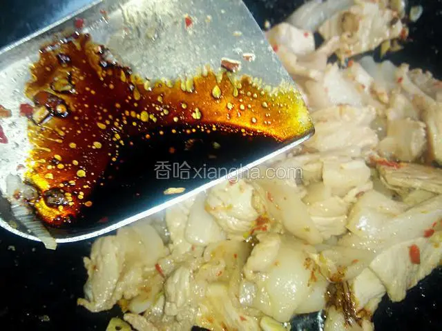 放入红酱油，最为正宗的是用重庆黃花园的，也可同时少生抽老抽，上色后再烹入料酒，撒少许白糖。