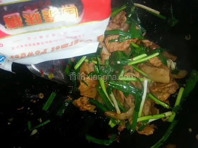 起锅前加入味精，少许香醋增香即可。