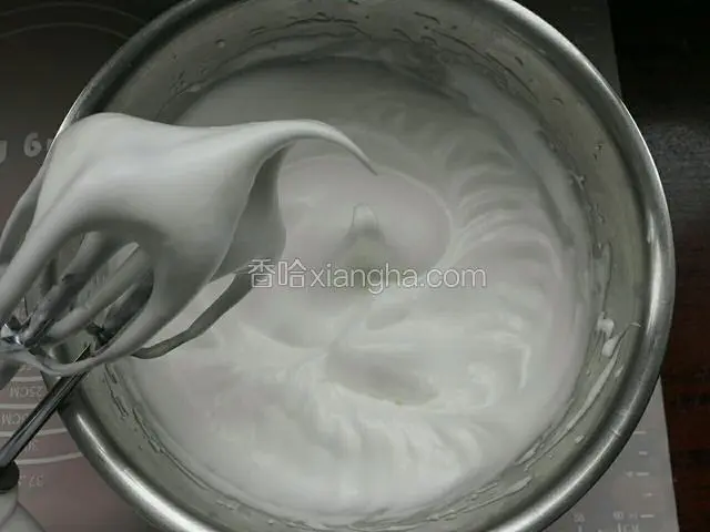 打发中性发蛋白有清晰纹路，拉起蛋抽有直立小尖角就行了