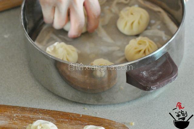 蒸笼布用水打湿，抹上一层油，逐个放入包子