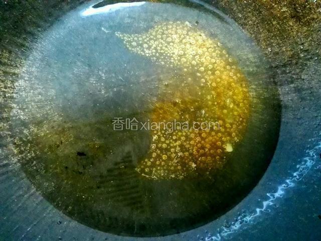 把冰糖炒化，有点变黄即可准备放排骨