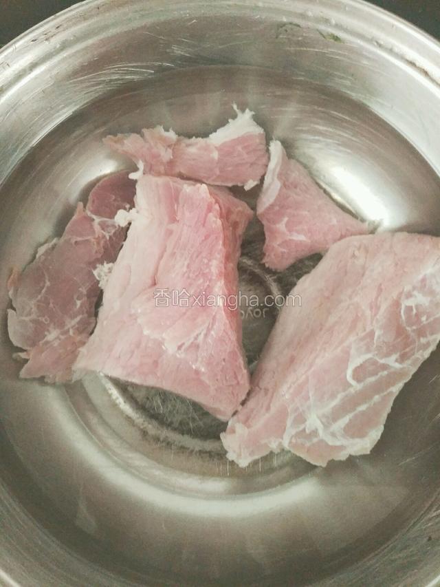 把猪肉泡水中十几分钟