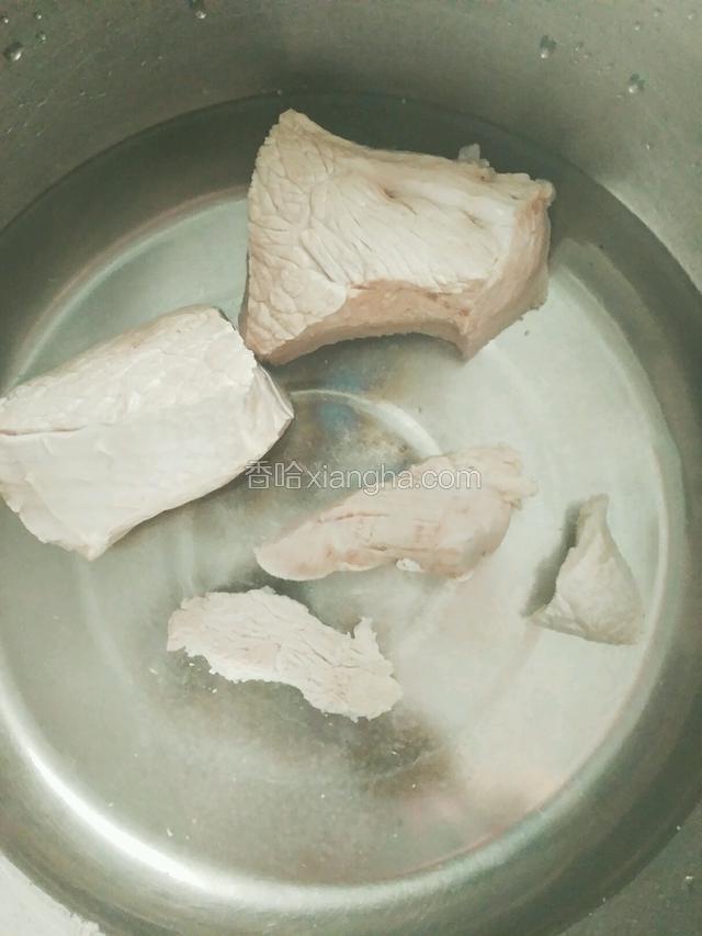 猪肉入冷水锅煮至水开捞起用冷水冲洗干净