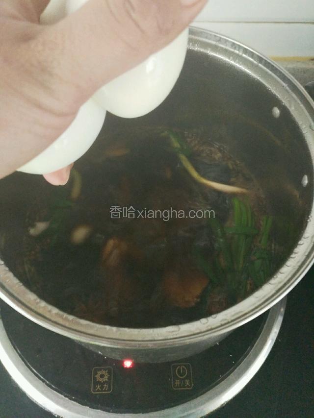 放入鸡蛋，转中火煮50分钟， 浸泡两个小时