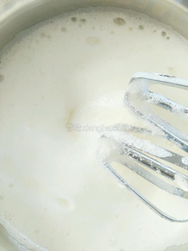 打至泡沫细腻时加入另外三分之一白糖继续打