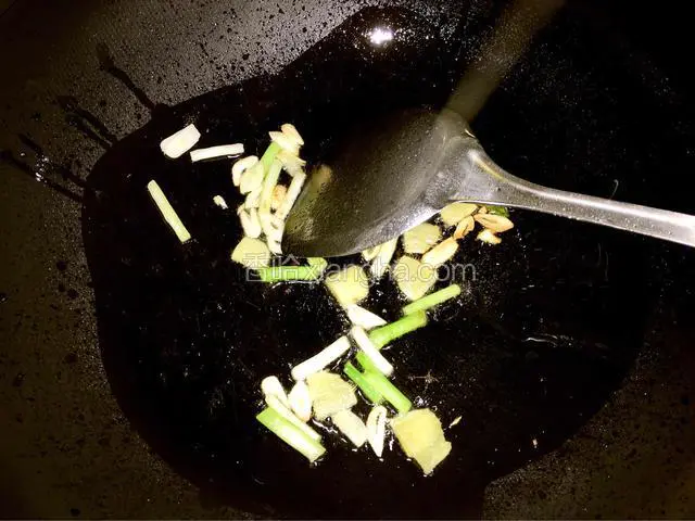 热锅凉油，油热六七成时放葱姜蒜爆香